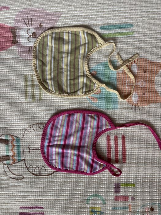 Бандани, лигавници, шапка с ръкавички и памтофки