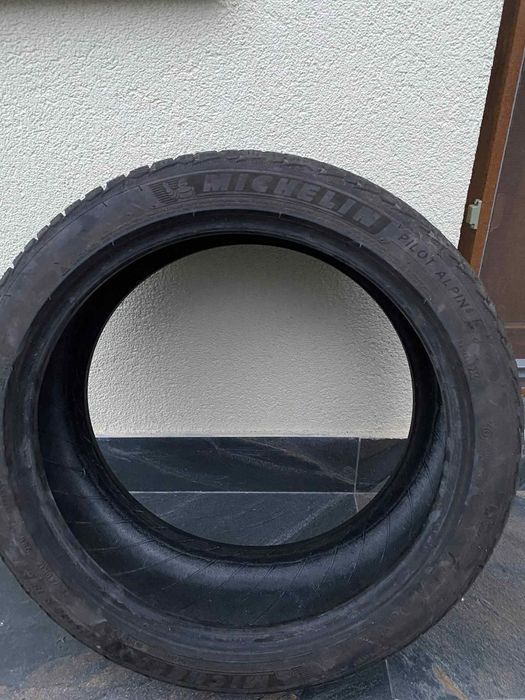 Vând patru cauciucuri aproape noi Michelin de iarnă