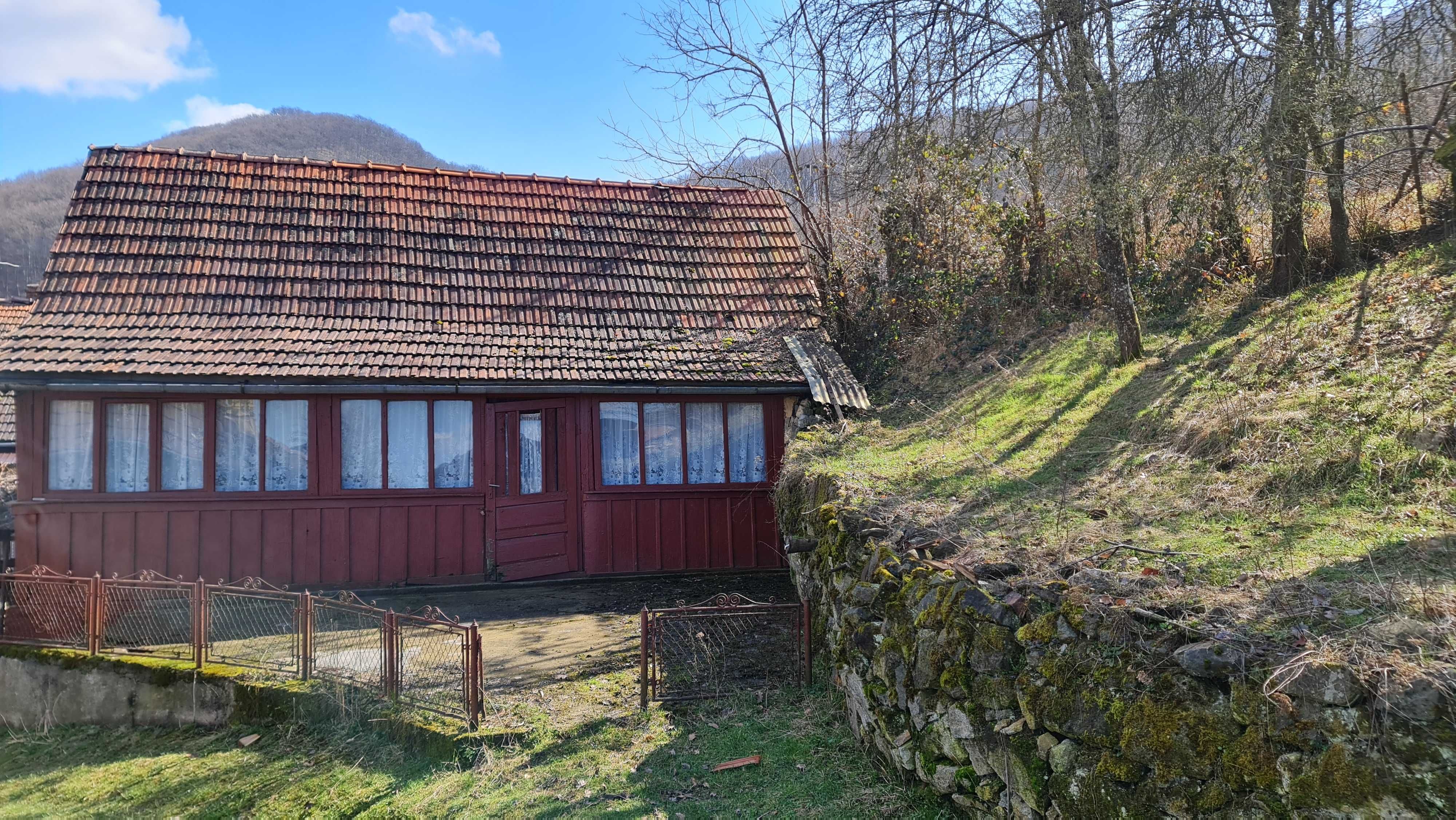 Casă cu două clădiri în zona rurală, 10 min de oraș, gradina 7400mp