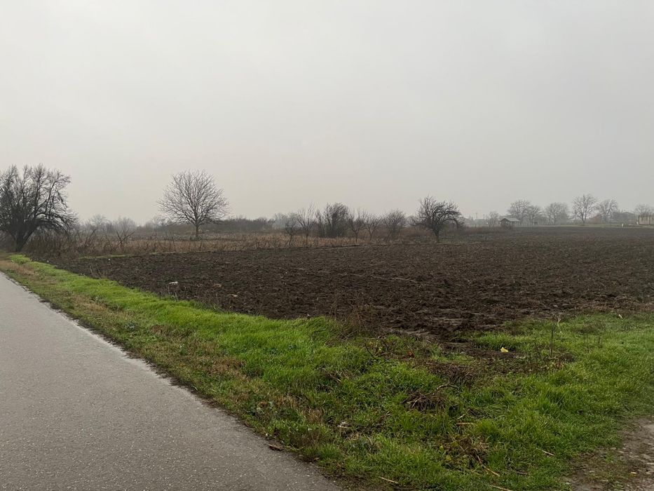 Vând teren intravilan