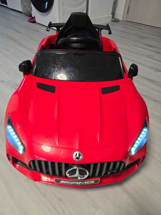 Електрически детски мерцедес, подходяща за деца над 2 години.