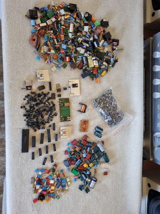 Pachet dif piese, Tranzistori mici, Integrate, etc. Perfecta stare.