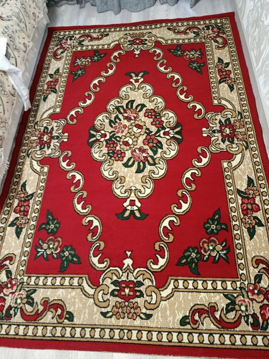 Ковер красного цвета