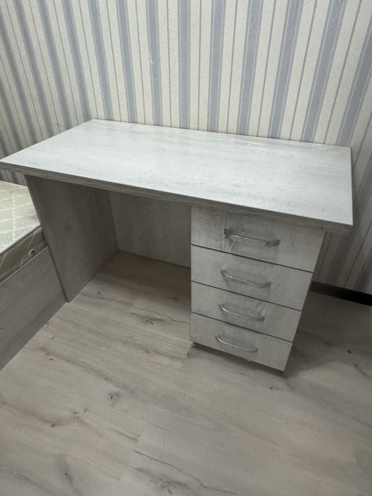 Продается мебель: кровать,шкаф,стол книжный и еще один столик с стулом