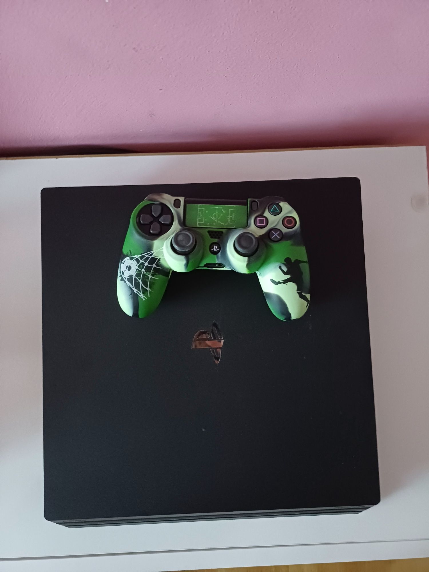 PS4 PRO 1TB много