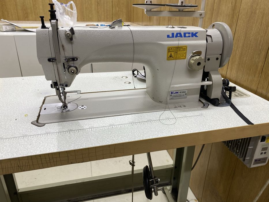 Продам швейную машинку