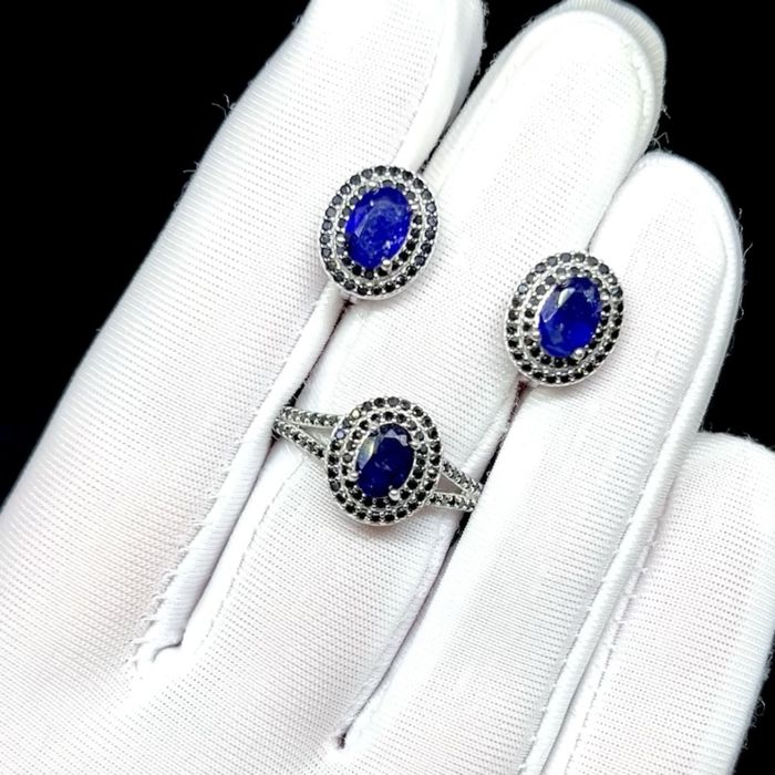 Красивый комплект с натуральными Сапфирами