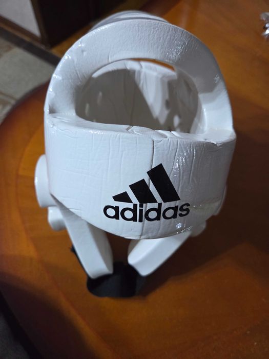 Шлем для карате с защитой почти новый .