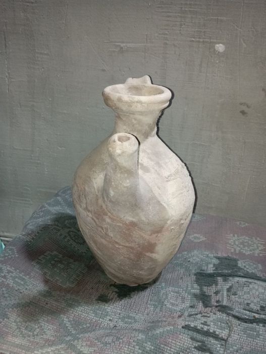 Qadimgi taqinchoq va qadimgi koʻza sotiladi