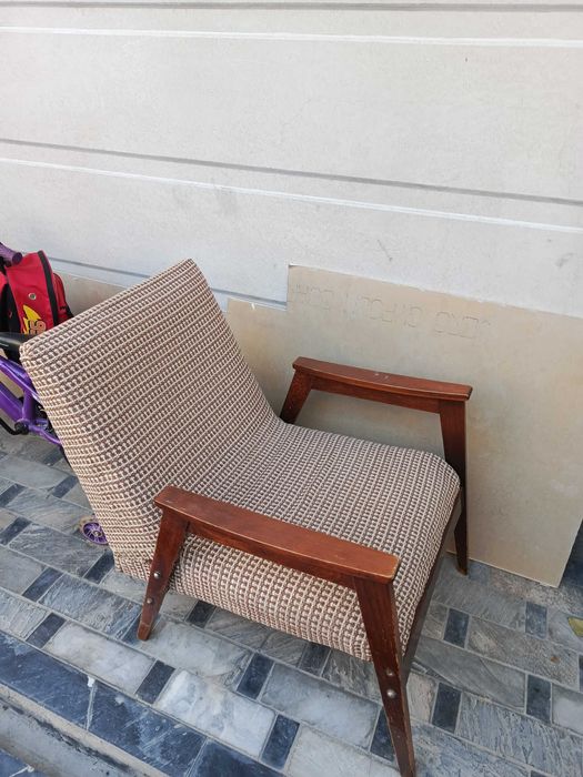 Отдадим диван и кресло.