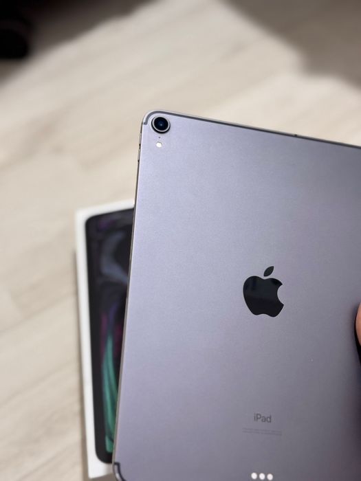 iPad Pro 11” 1st Gen Cellular 64GB – Cutie originală, stare foarte bun
