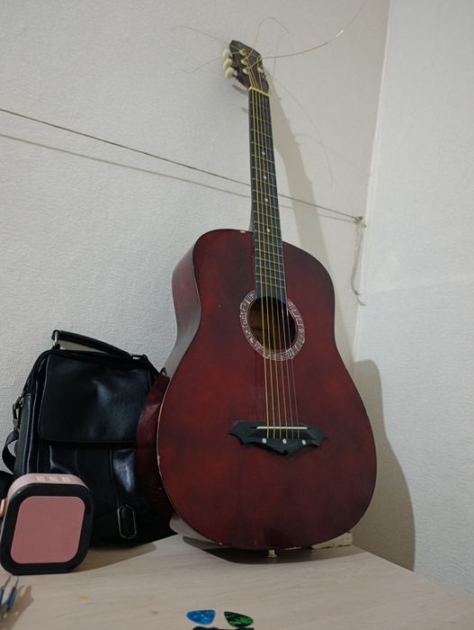 Гитара продоётся  6 струны