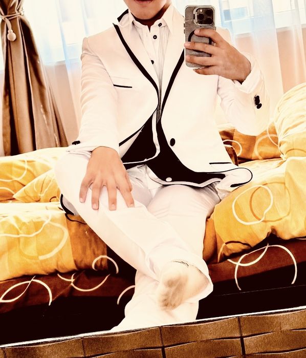 Продавам костюм цена 300 лв