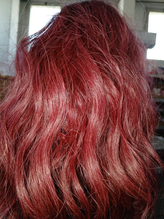 Peruca ondulata SOKU, 35 cm, cu breton, burgundy