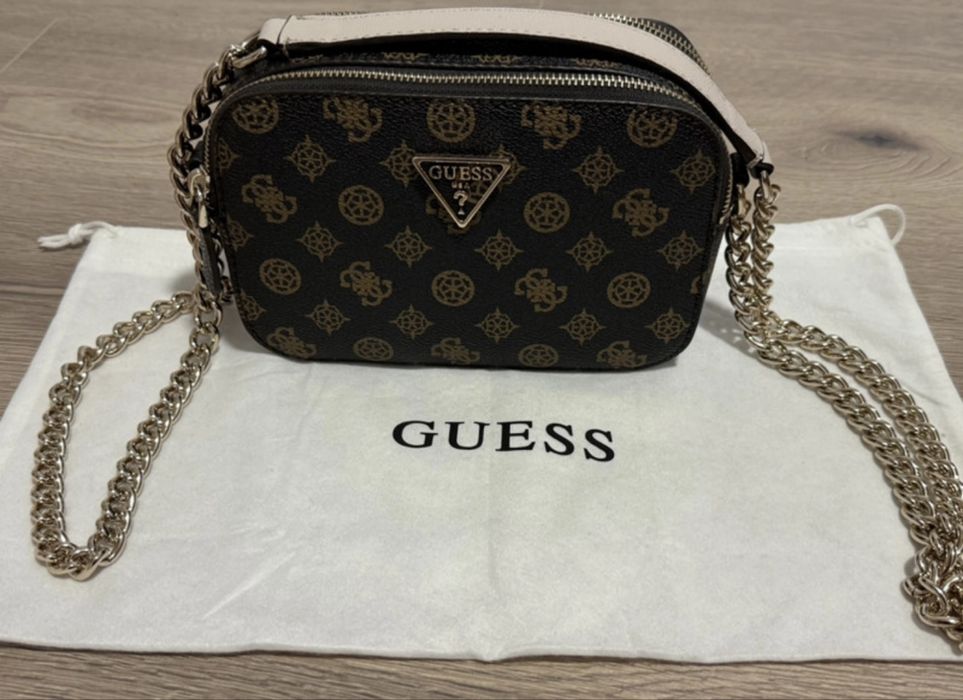 Geantă Guess.
