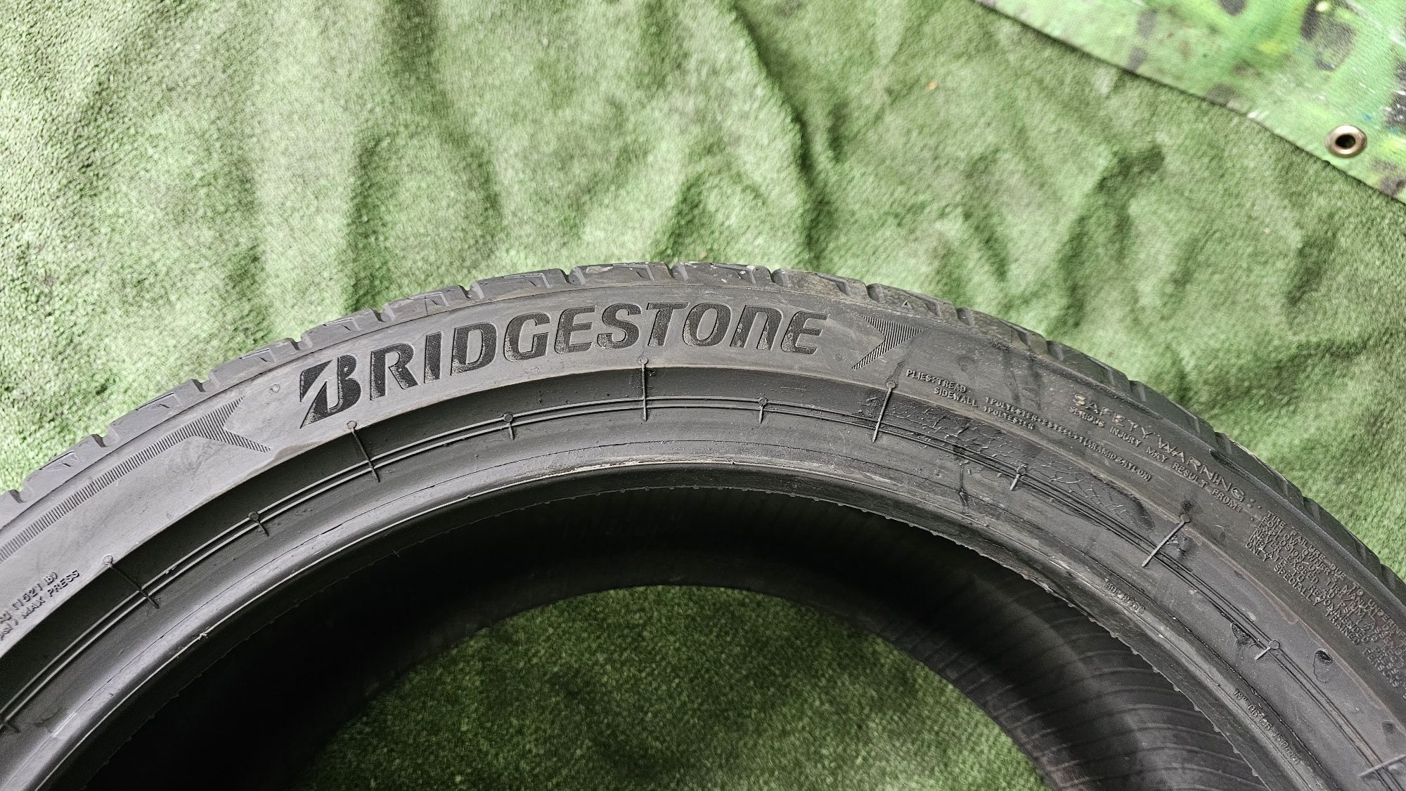 235 40 18 vara bridgestone