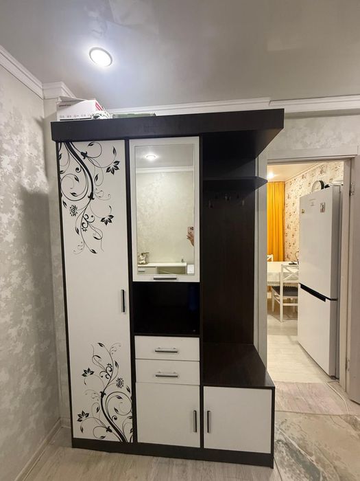 Продам прихожую шкаф.