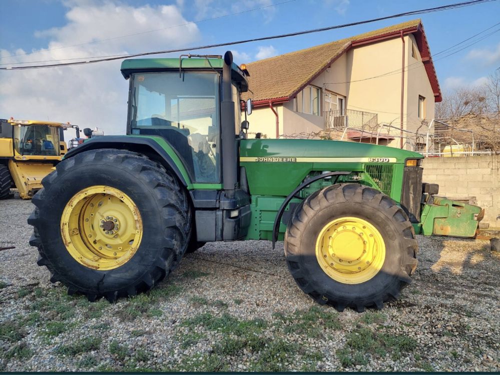 John Deere 8300.