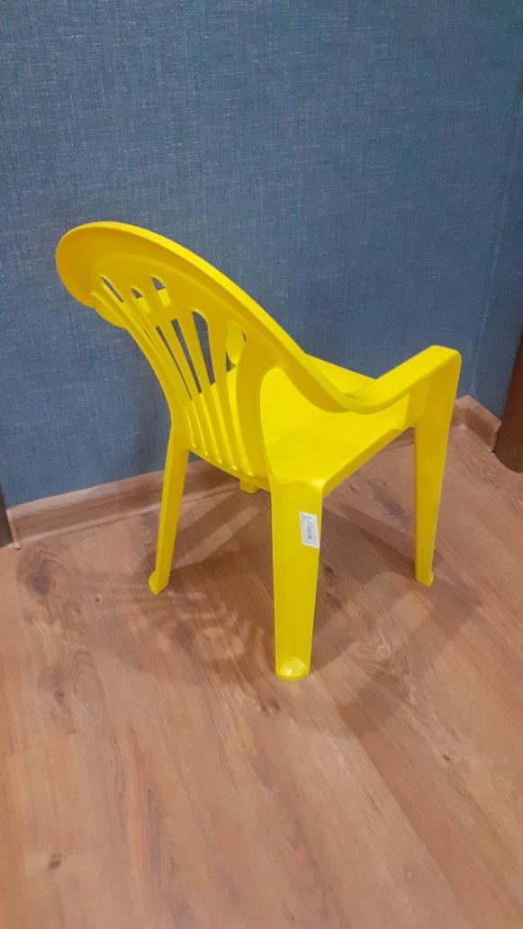 Детские пластиковые стулья