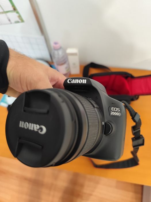 Aparat Foto DSLR Canon EOS 2000D
