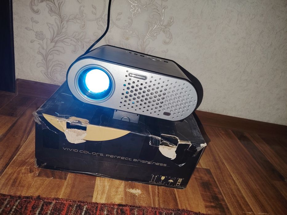 Proektor sotiladi yangi