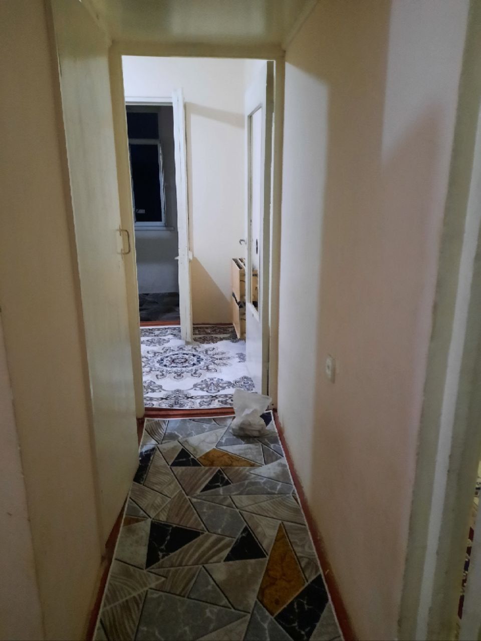 Yugnakiydan 1xonali 45 kvadrat pustoy faqat gilamlari bor