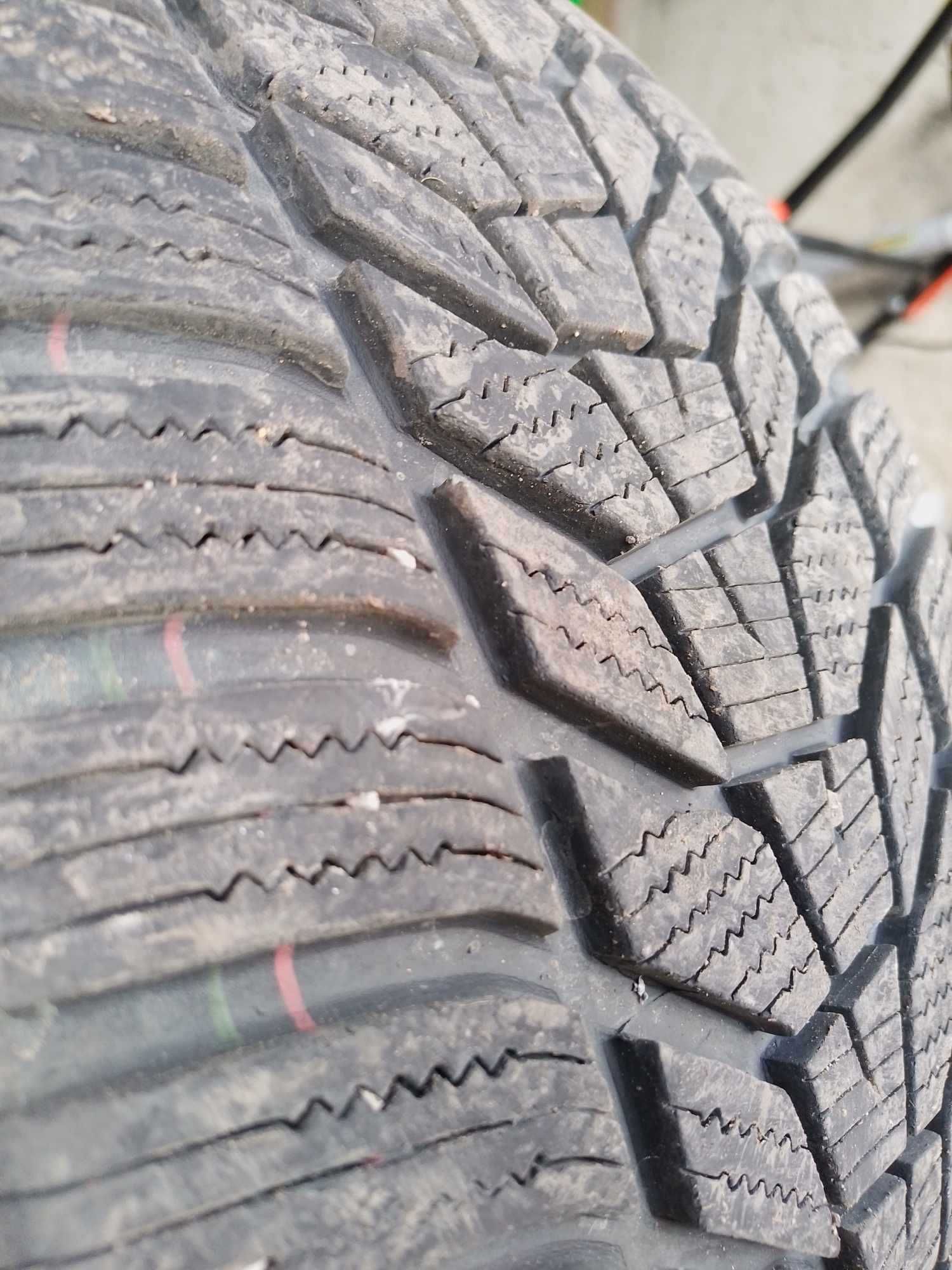 Гуми зимни Hankook 235/50/R17