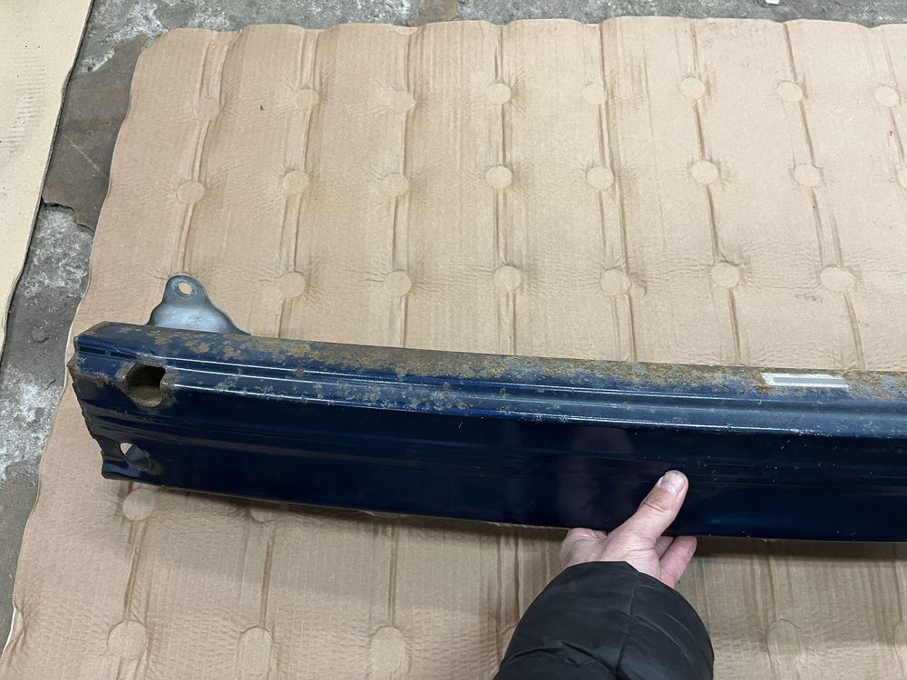 Гредата на задната броня за Toyota Corolla Verso 2003