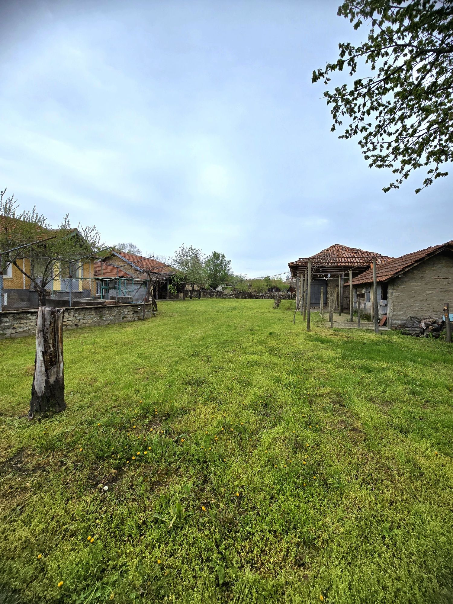 Тухлена къща със слънчев, равен двор и с прекрасна панорама в село Пър