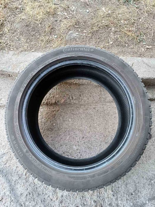 255/40 R18 Continental