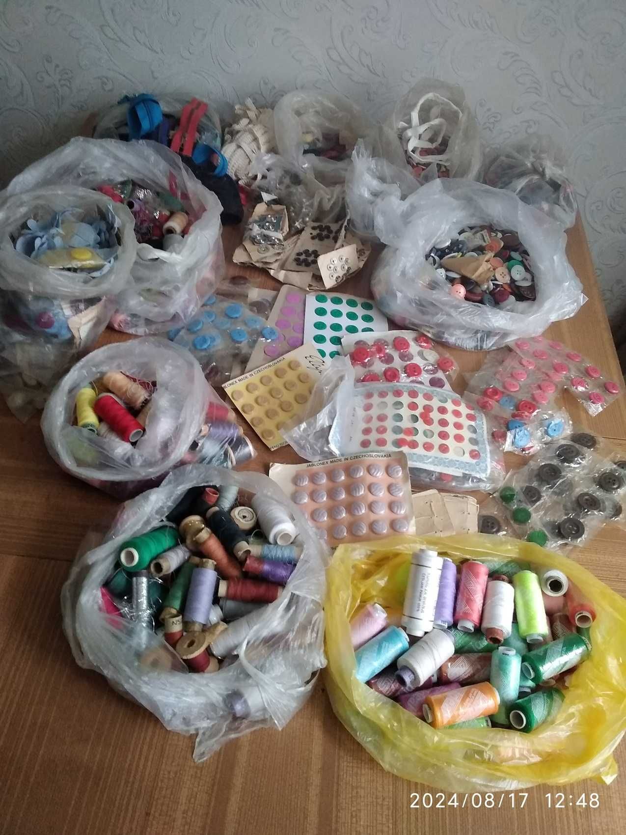 Срочно продам пуговицы и нитки разных размеров и цветов для шитья.