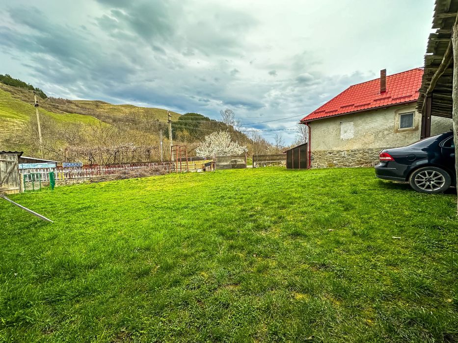 Casă locuibilă + teren mare 6.818 mp, zonă liniștită, – Cota parte 1/2