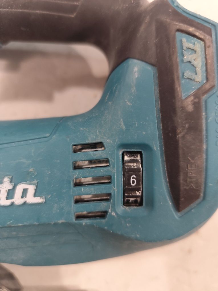 Безчетков акумулаторен прободен трион зеге Макита Makita DJV182