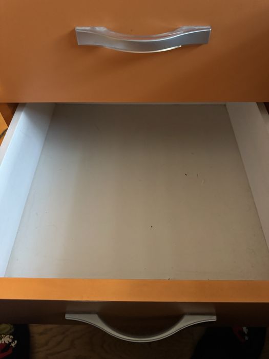 Скрин с 4 чекмеджета на колелца