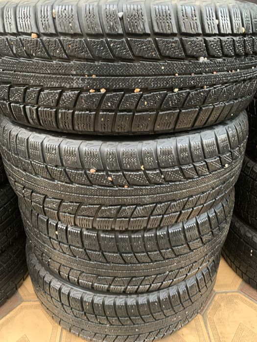 Пррдается зимние шины  225х60х17 Triangle  4 шт215х60х17 Yokohama 4 шт