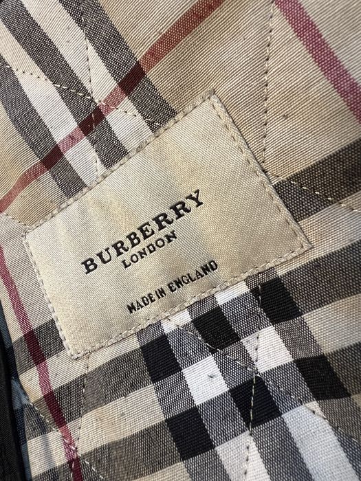 Pardesiu negru de la Burberry