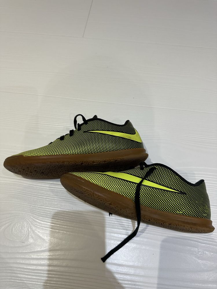Nike детски обувки за зала размер 36