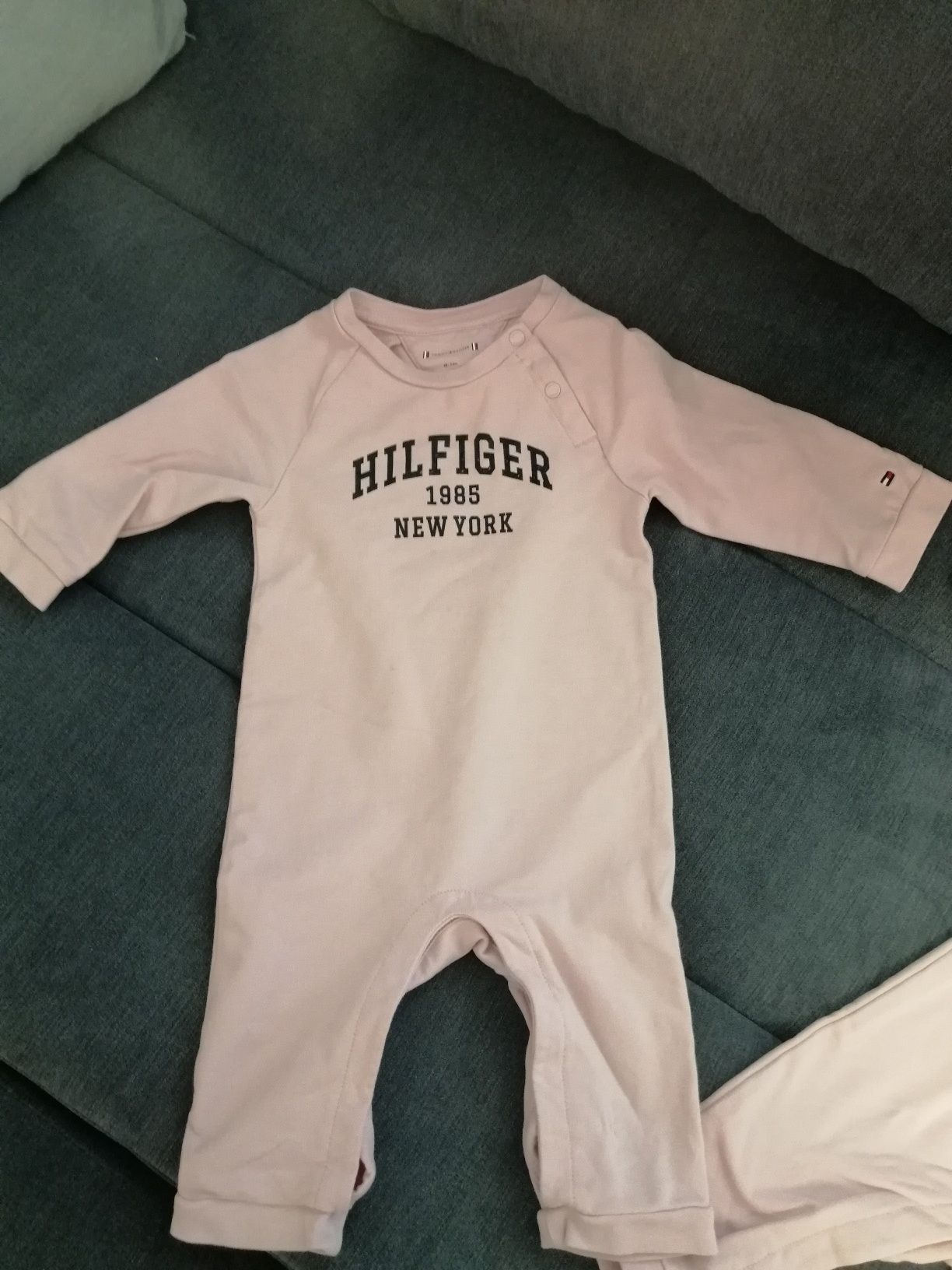 Vând body Tommy Hilfiger, blugi Guess și trening CA de fetiță.