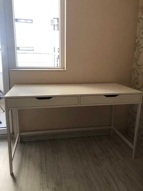 Продавам бяло бюро от ИКЕА