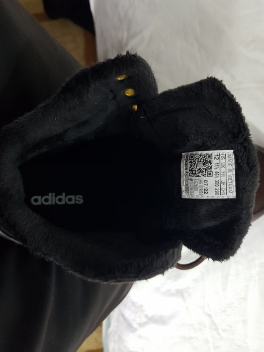 Ghete Adidas noi cu etichetă