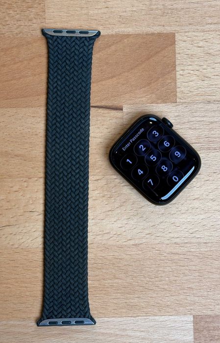 Apple Watch Series 8 + Braided Solo Loop