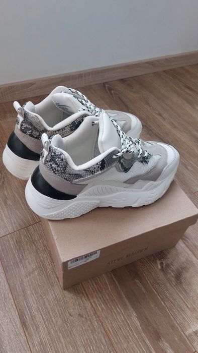 Продават се маратонки Steve Madden