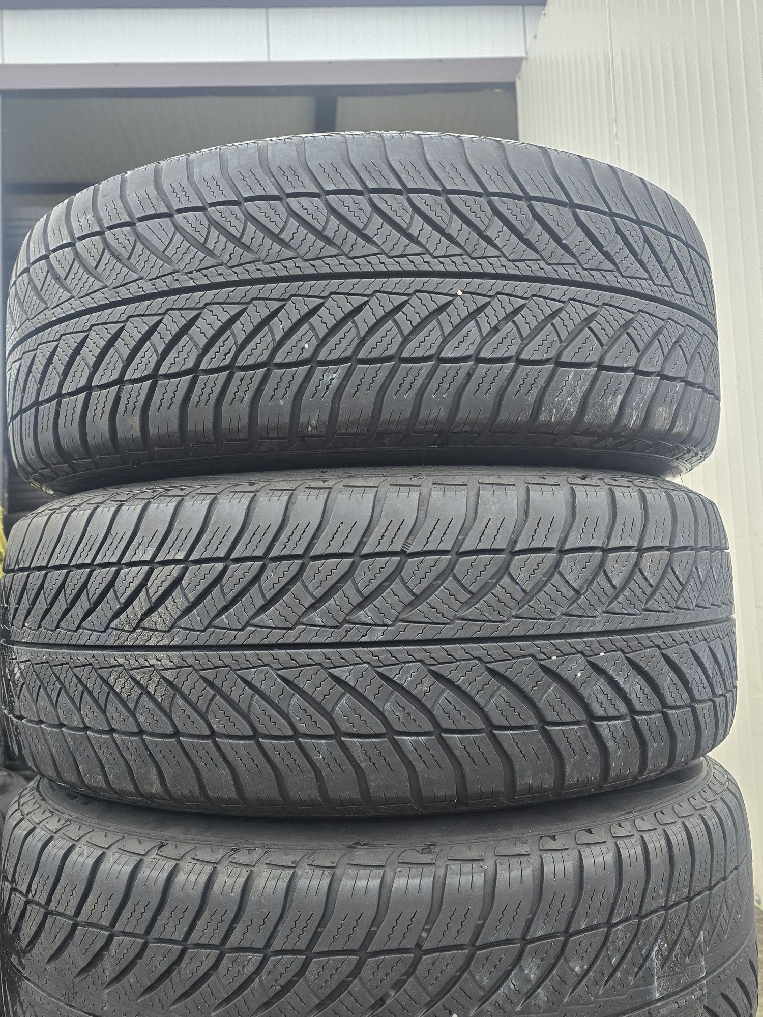 4 Броя 225/55/17 Goodyear 2x6,8mm 2x5mm