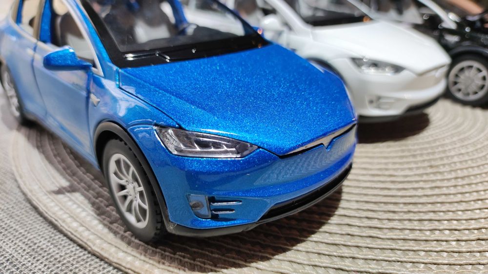 Метални колички Tesla Model X. Големи - Мащаб 1:22.