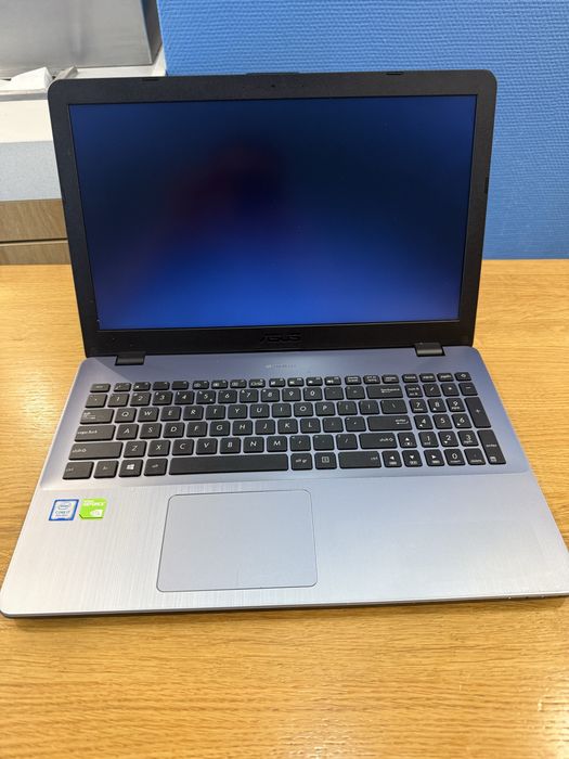 Vand laptop asus i7 gen 8