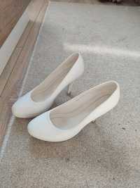 Дамски бели обувки на ток