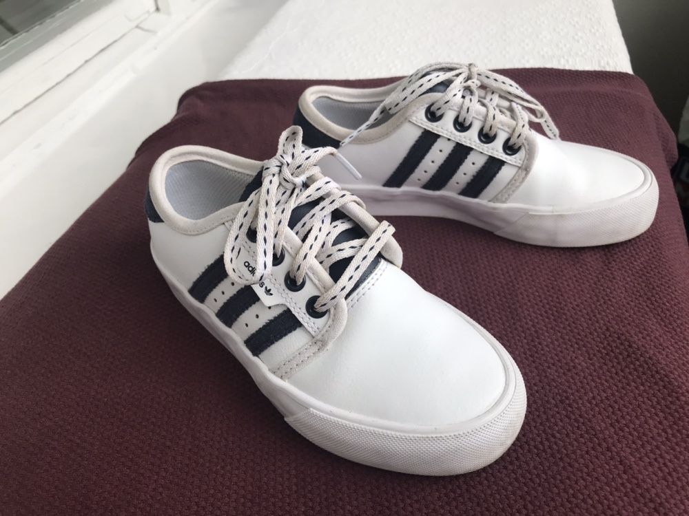 Продам белые кросовки adidas