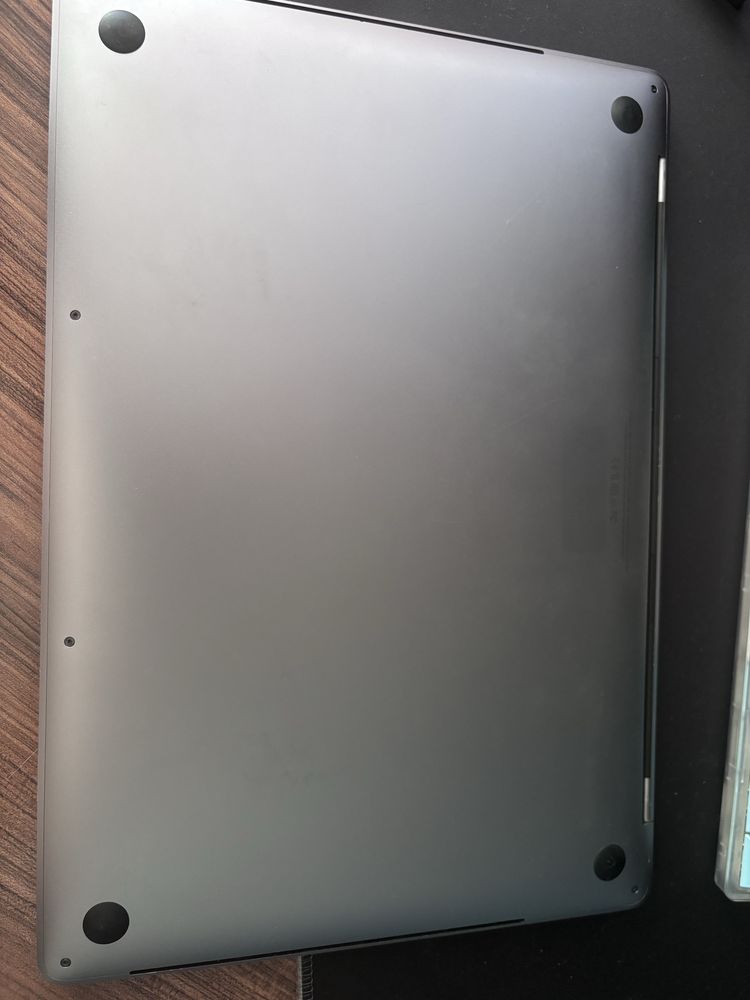 Macbook pro 2018 32Gb ram a1990