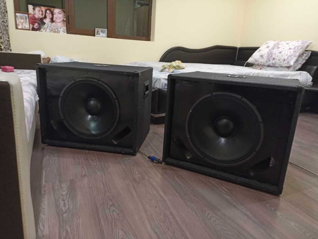 Продавам те се две бас каси BMS S330