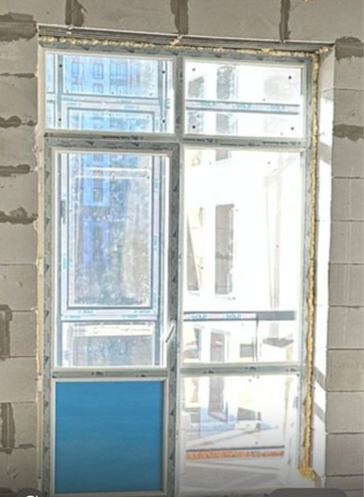 Продам пластиковую балконную дверь